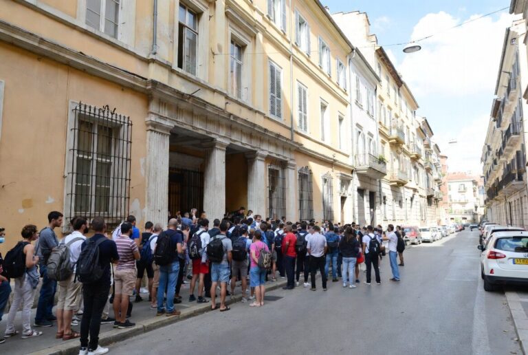 Image accompanying the article on Spain’s mass regularization of illegal migrants under Pedro Sánchez and its cost for Europe.
