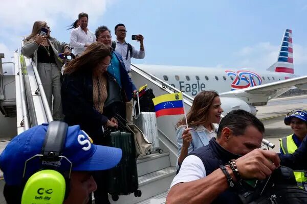 Image accompanying the article on the first direct commercial flight from the United States to Venezuela in nearly seven years landing in Caracas.